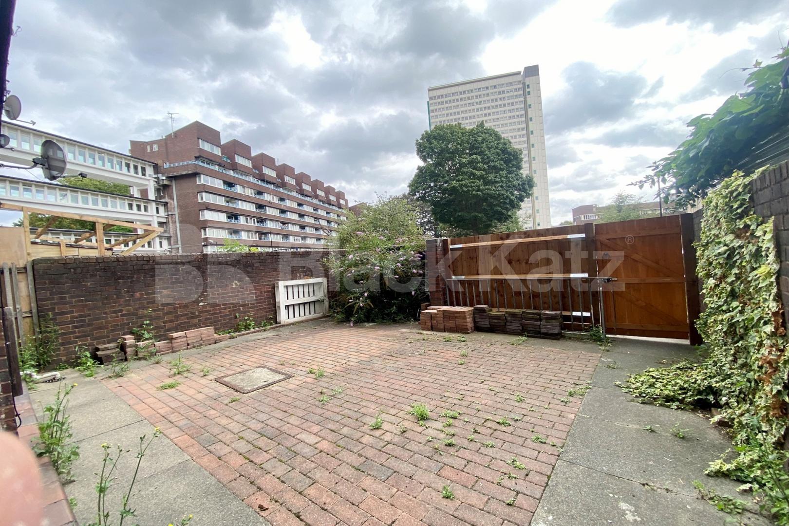 Duplex apartment in Mid-Century development  Longshore, Deptford